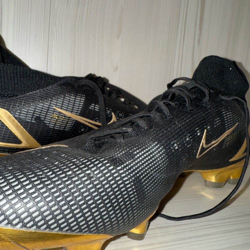 Nike Men's Black and Gold Athletic Shoes